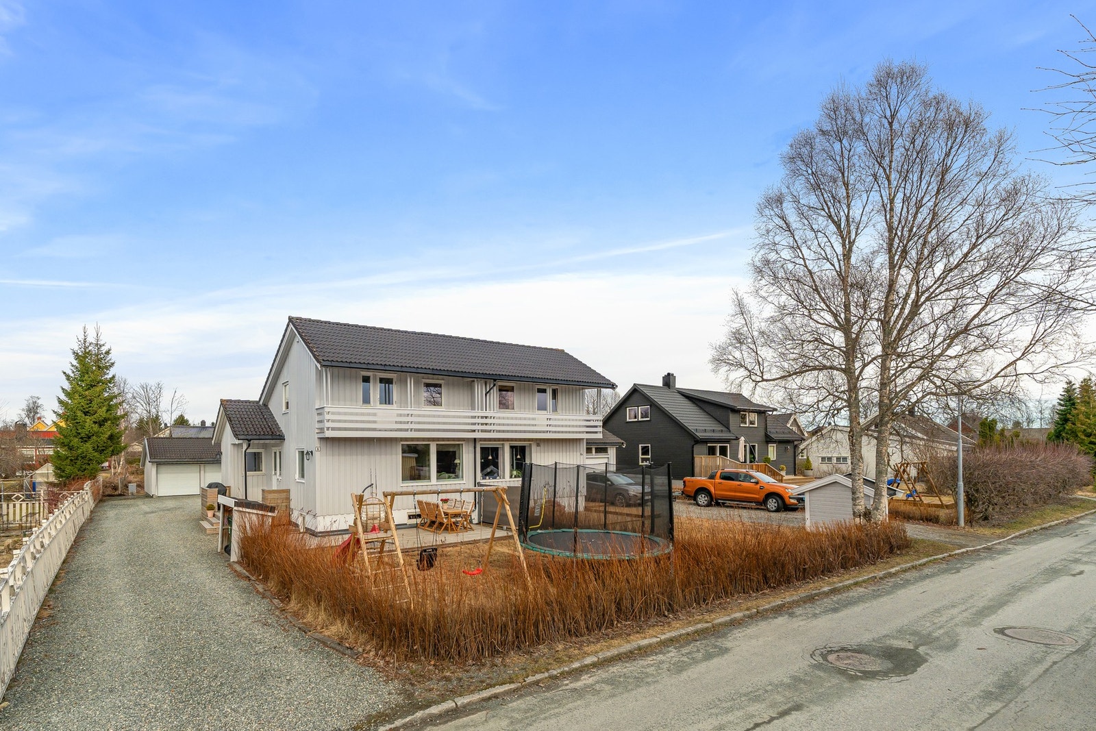 EiendomsMegler1 v/ Marthe Frantzen har gleden av å presentere Oskar Skaugs veg 6. Foto: Krogstad&Nervik v/ Ekaterina. Galleribilde
