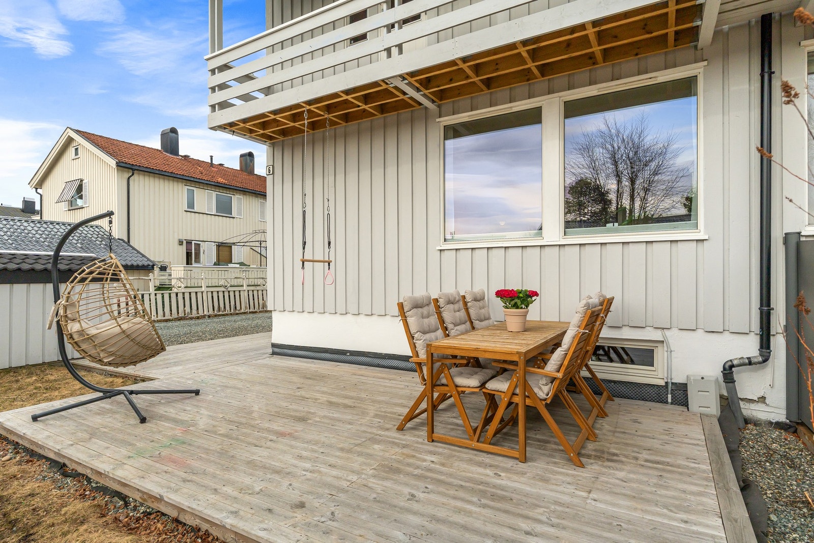 Terrasse med plass til ønsket utemøblement. Galleribilde