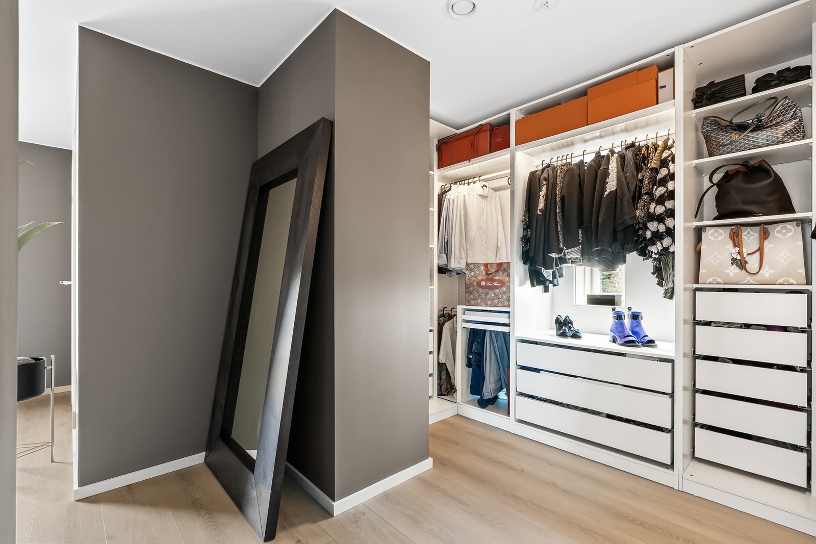 Hovedsoverommet har direkte tilgang til en-suite bad og eget omkledningsrom med praktisk garderobeanordning. Galleribilde