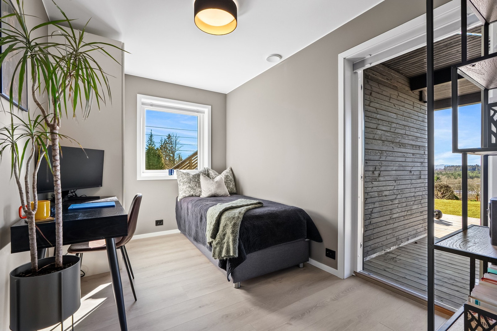 Det opplyses om at det er rørtilkobling på det ene soverommet mot bad i 1. etasje for evt. etablering av kjøkken. Galleribilde