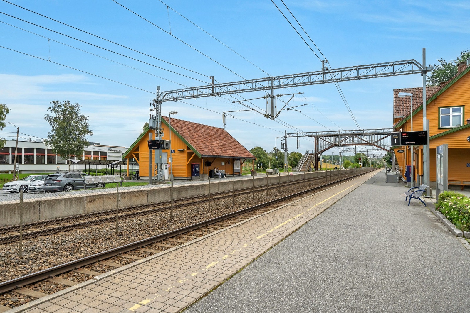Kort vei til kollektivtransport med bussholdeplasser og Ås stasjon i nærheten, noe som gjør det enkelt å komme seg til både Oslo og andre steder i regionen. Galleribilde