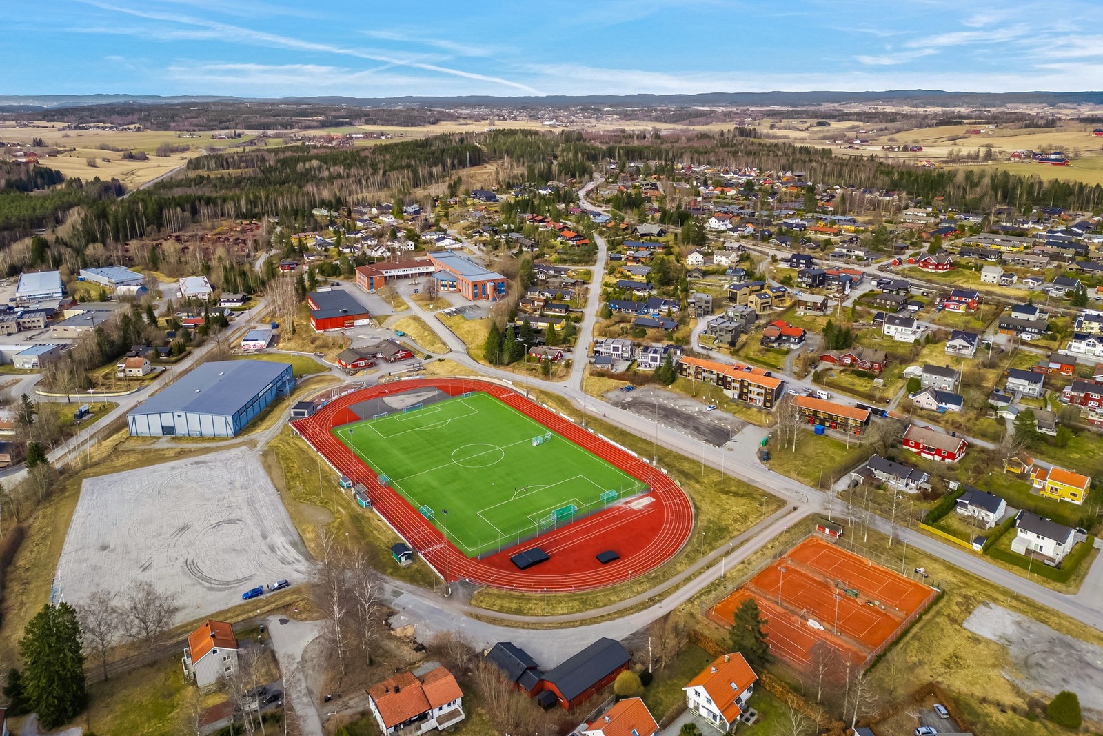 OBOS Block Watne-hallen ligger bare 7 minutters gange unna.For mer omfattende fasiliteter er Åshallen tilgjengelig med en kjøretur på 5 minutter. Galleribilde