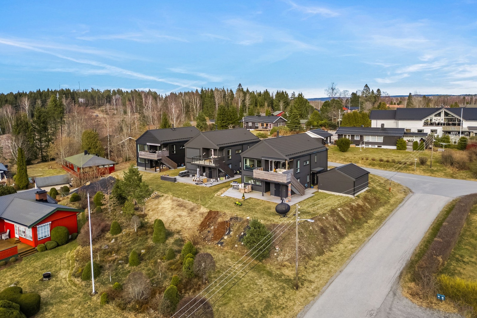 Området rundt huset er relativt flatt, med noe fall fra bygningen mot vest og sør som gir for praktisk drenering av overflatevann. Galleribilde