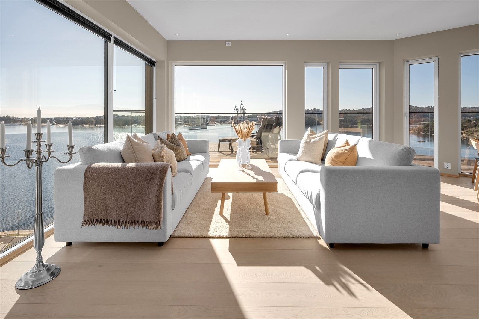 De store vindusflatene sørger for rikelig med naturlig lysinnslipp. Galleribilde