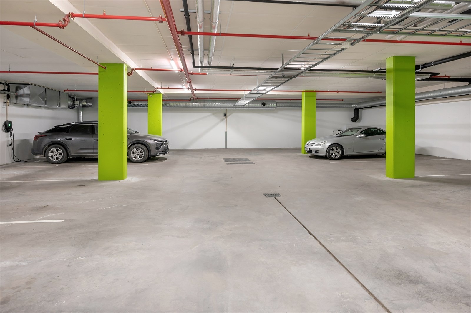 Det medfølger to parkeringsplasser som er gunstig plassert i garasjekjeller Galleribilde