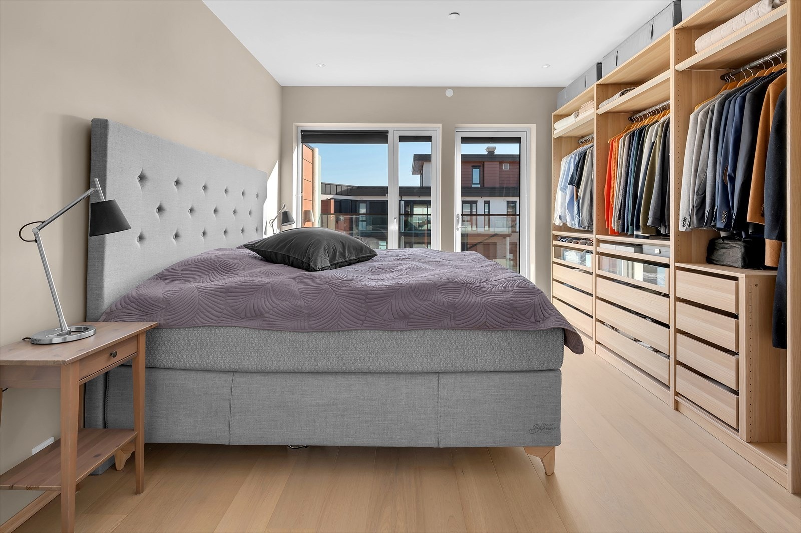 Hovedsoverommet har inngang til eget baderom samt stor garderobe. Galleribilde