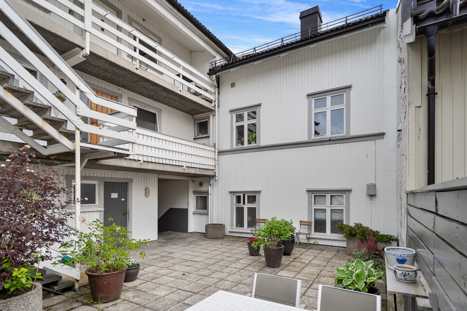 Hyggelig bakgård Galleribilde