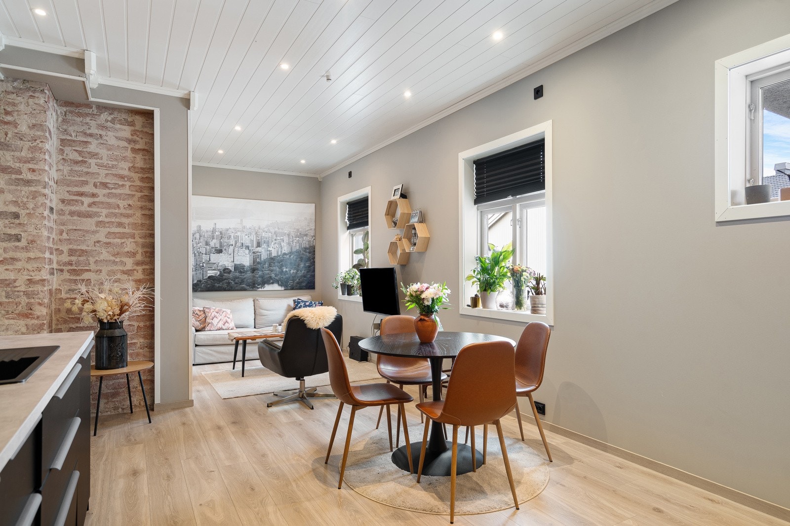 Velkommen til Øvre Langgate 8 og denne oppgraderte leiligheten midt i byen! Hyggelig stue med vinduer ut mot bakgården og god takhøyde. Galleribilde