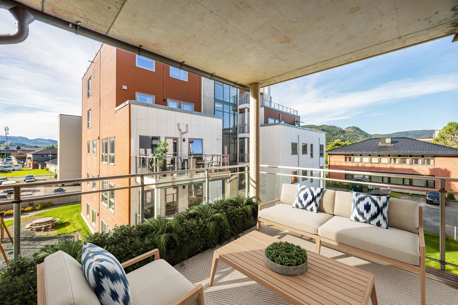 Her er det plass til både utemøbler og planter. Galleribilde