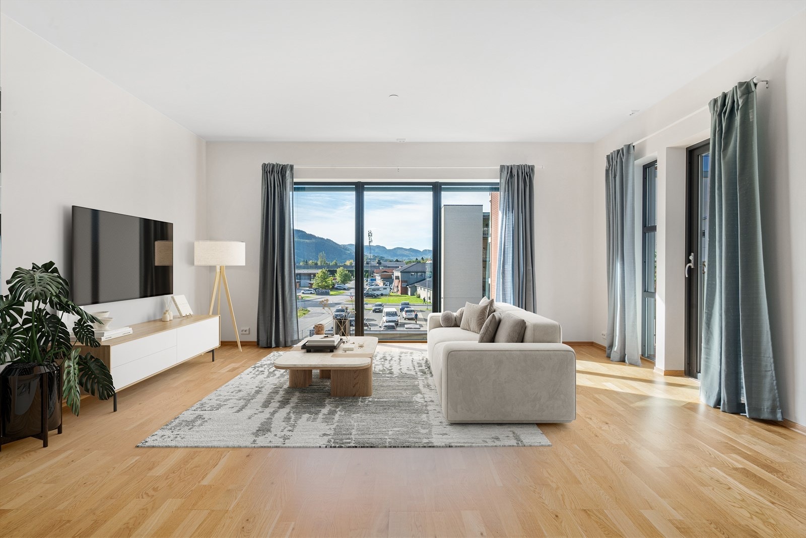 Stuen er lys og luftig og uten innsyn. Galleribilde
