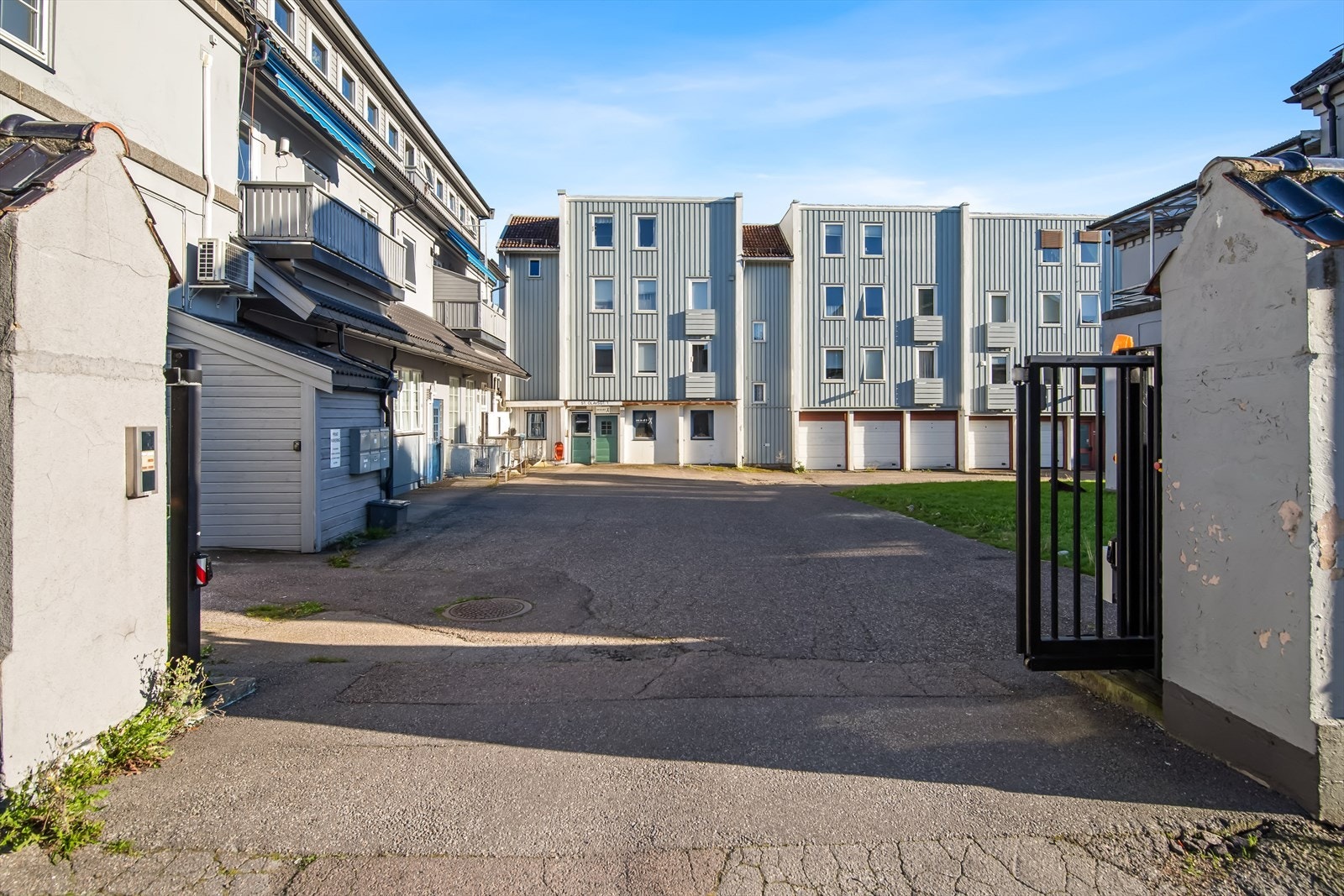 I ca. 2005 ble takkonstruksjonen ombygd, og loftsetasjen innredet som bolig. Galleribilde