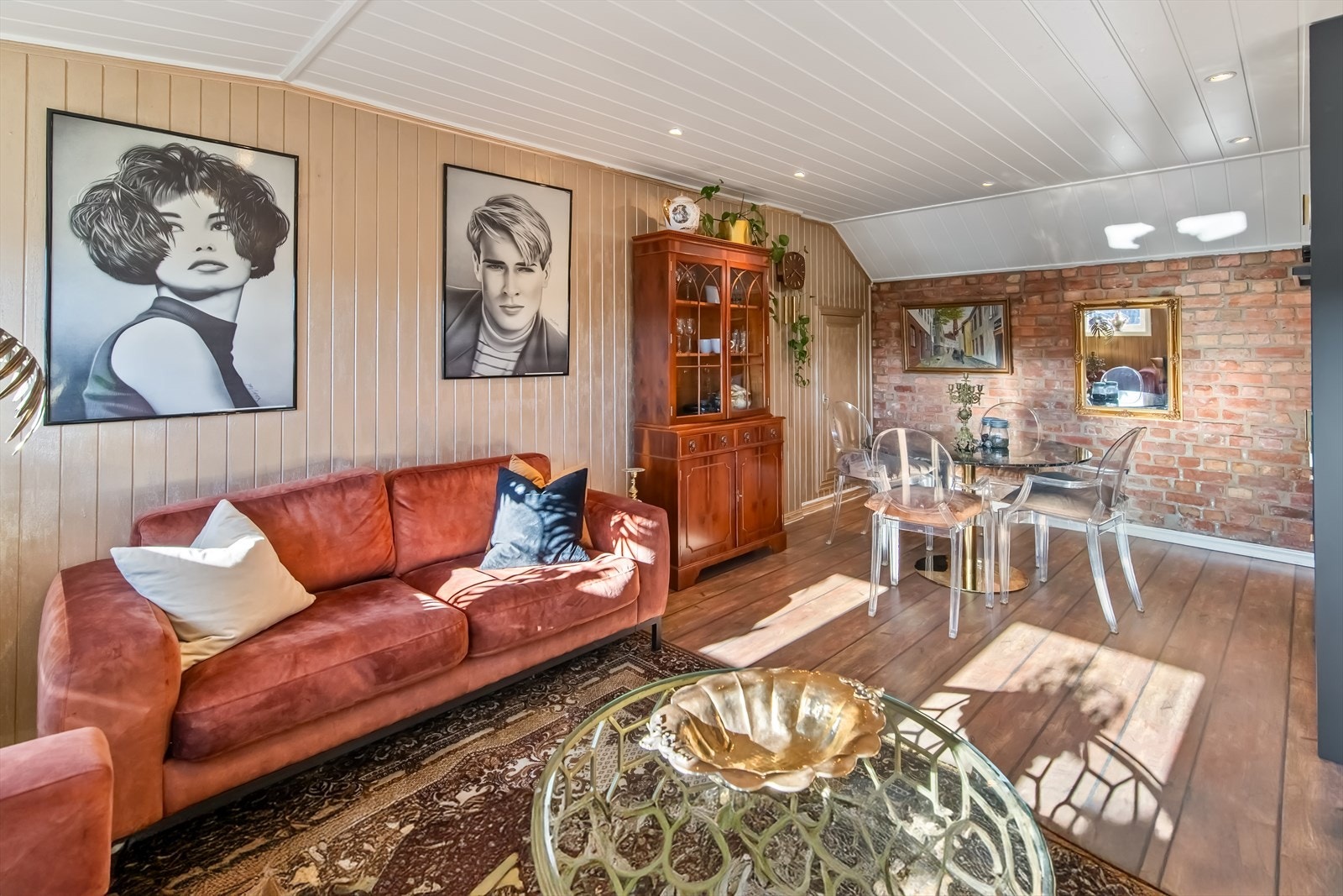 Dette er en bolig med sjel, beliggende i en eldre bygård, og den vil kunne passe godt for deg som ønsker en leilighet med særpreg og potensial. Galleribilde