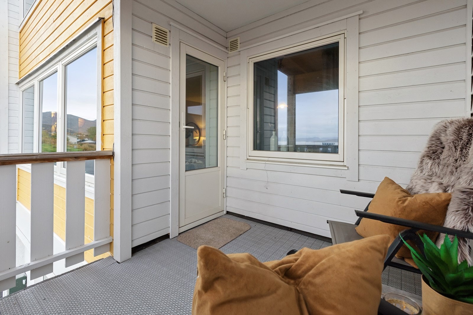 Direkte fra stuen er leilighetens overbygde veranda. På verandaen er det god plass til diverse utemøblementer. Galleribilde