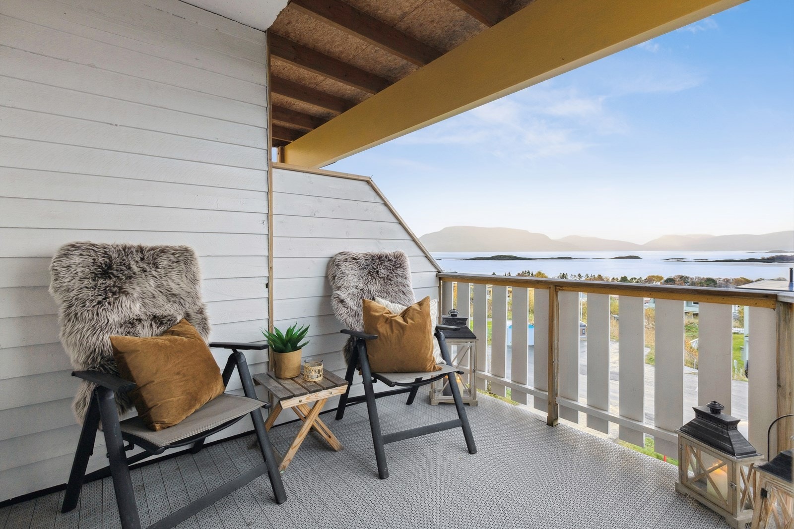 Velkommen til Grønnliveien 25A - En smakfull 3-roms leilighet med attraktiv beliggenhet på Stangnes med blant annet fjordutsikt, overbygd veranda og egen parkeringsplass. Galleribilde