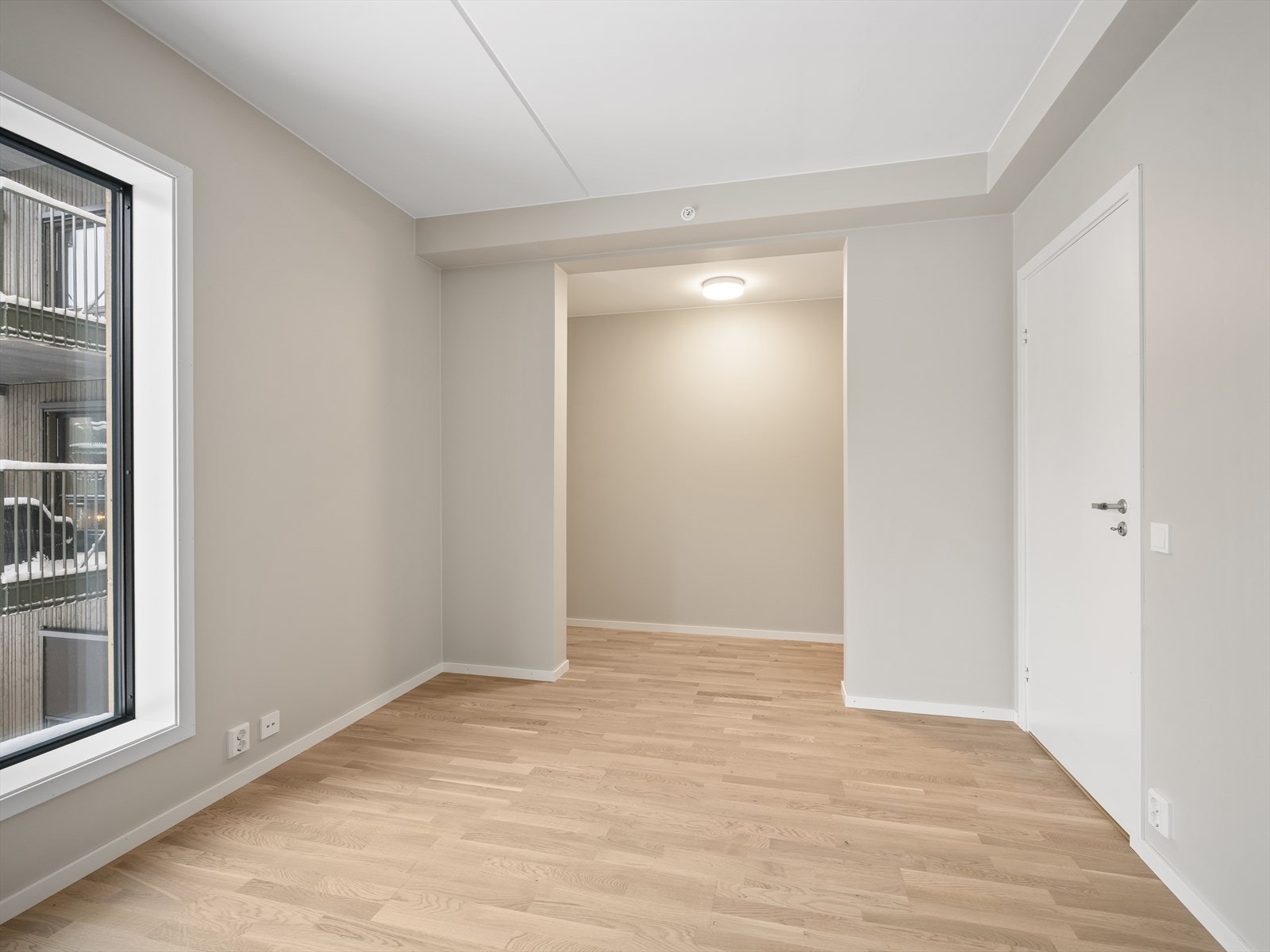 Romslig hovedsoverom med egen garderobedel. Galleribilde