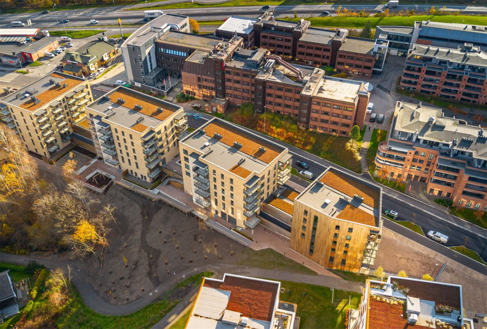 Kombinasjonen av sentral beliggenhet og nærhet til både handel, kollektivtransport og naturområder gir en funksjonell og variert hverdag. Galleribilde