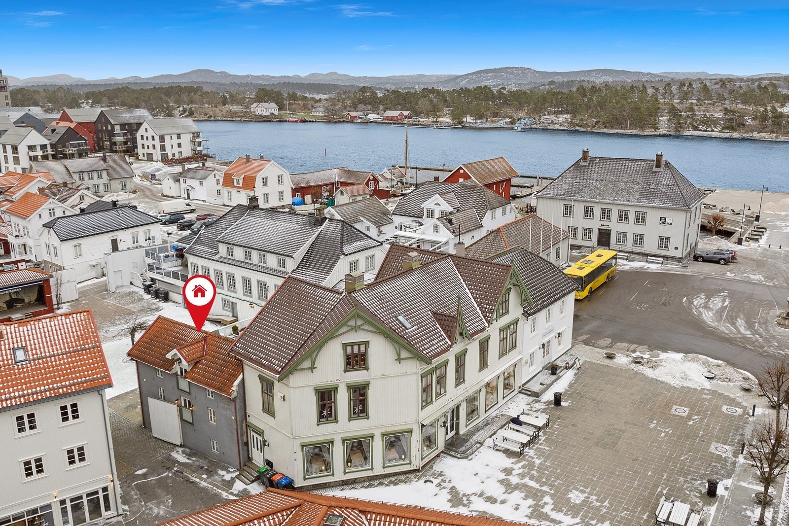 Her bor man kun få skritt fra sjøen og midt i hjertet av det sjarmerende torget i Langesund Galleribilde