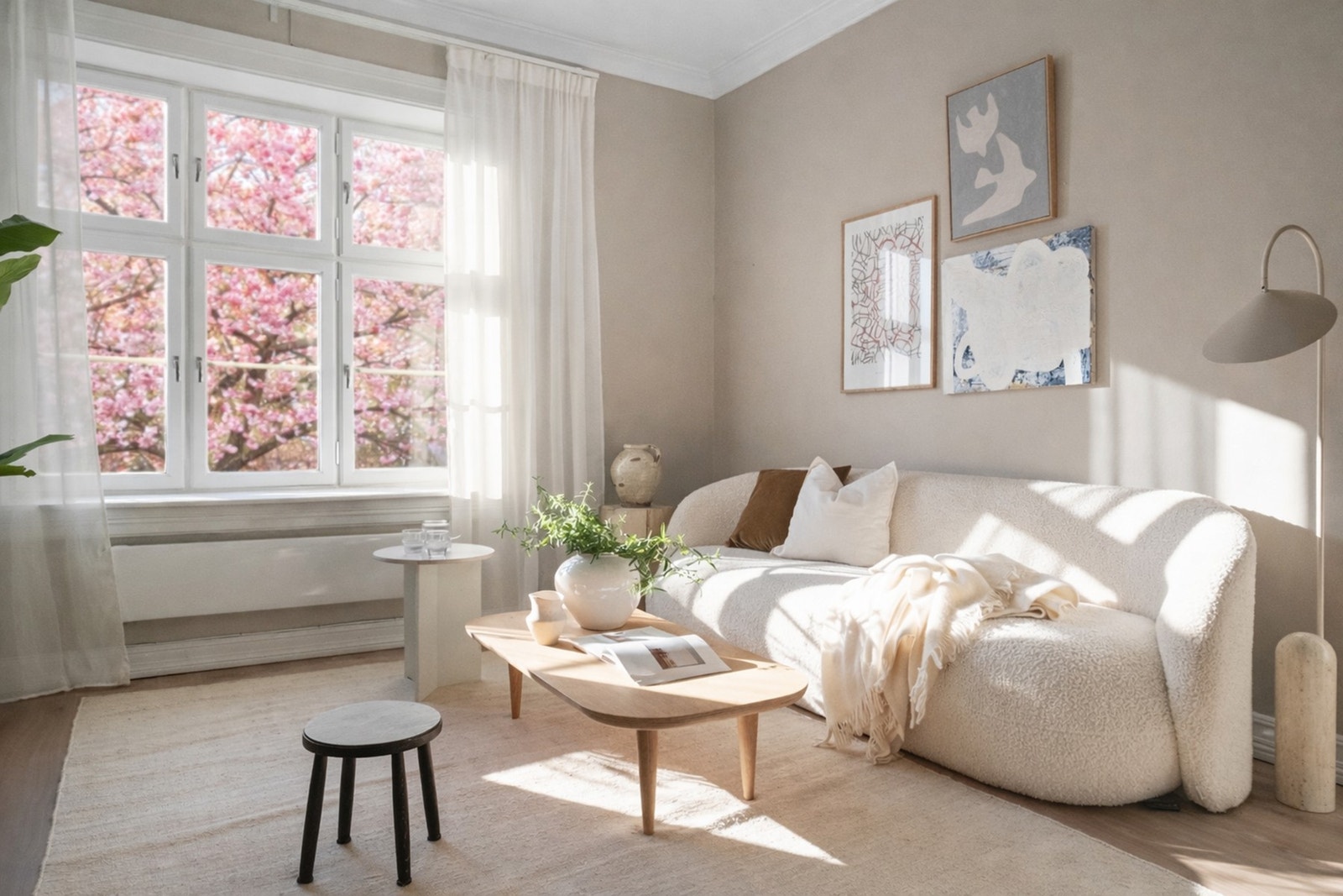 Nydelig utsikt mot stor, frodig bakgård til bruk for beboere. Galleribilde