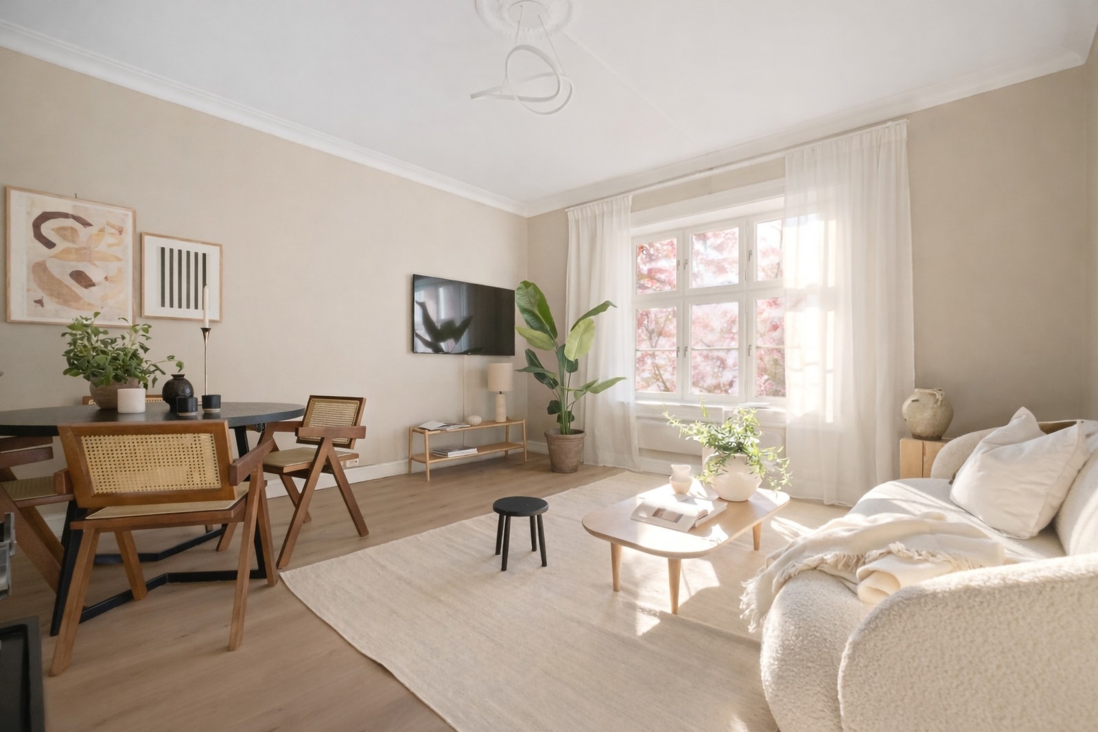 Stuen er lys og luftig, med en generøs takhøyde på 2,70 meter. Galleribilde