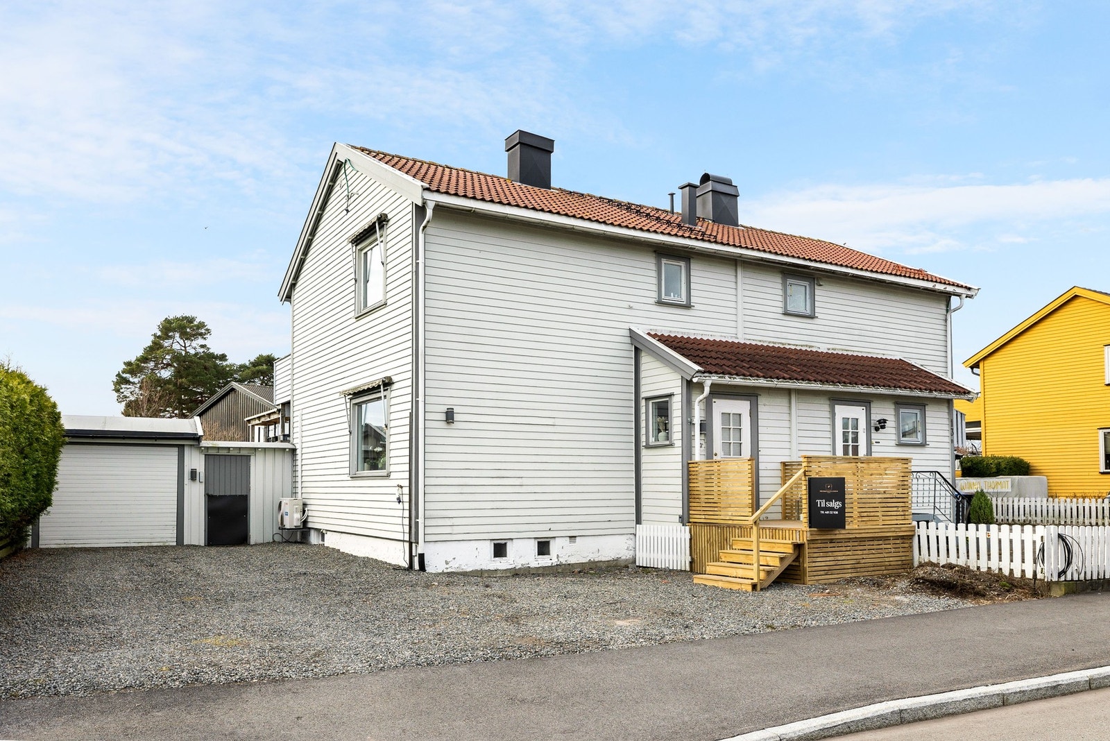 Det er god plass til parkering i gårdsplassen, eller i garasjen. Galleribilde