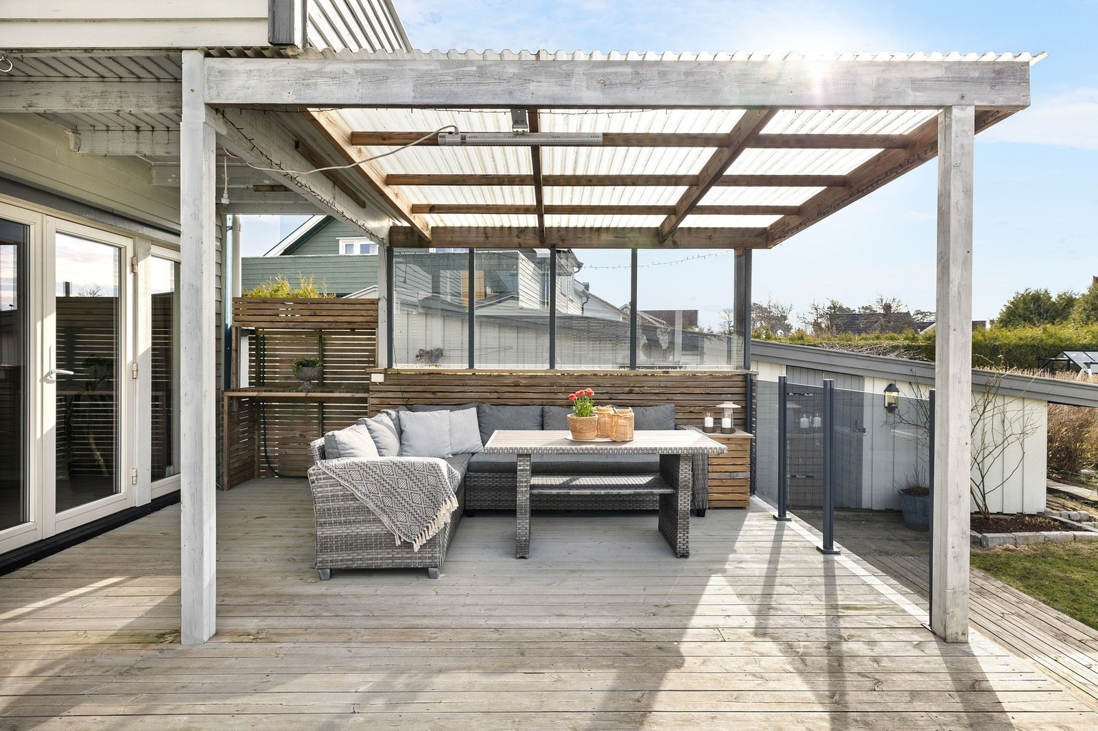 Verandaen byr på rikelig med plass til hagemøbler blomster og grill. Galleribilde