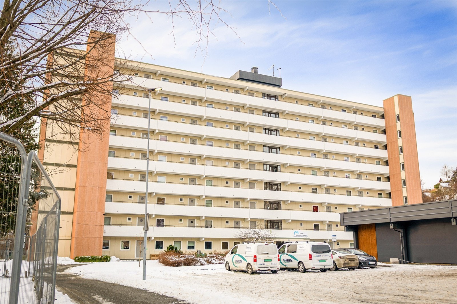 Leiligheten ligger i et sentralt område i Åsane. Fra inngangen til bygget har man dagligvarebutikk og bussholdeplass like utenfor. Galleribilde