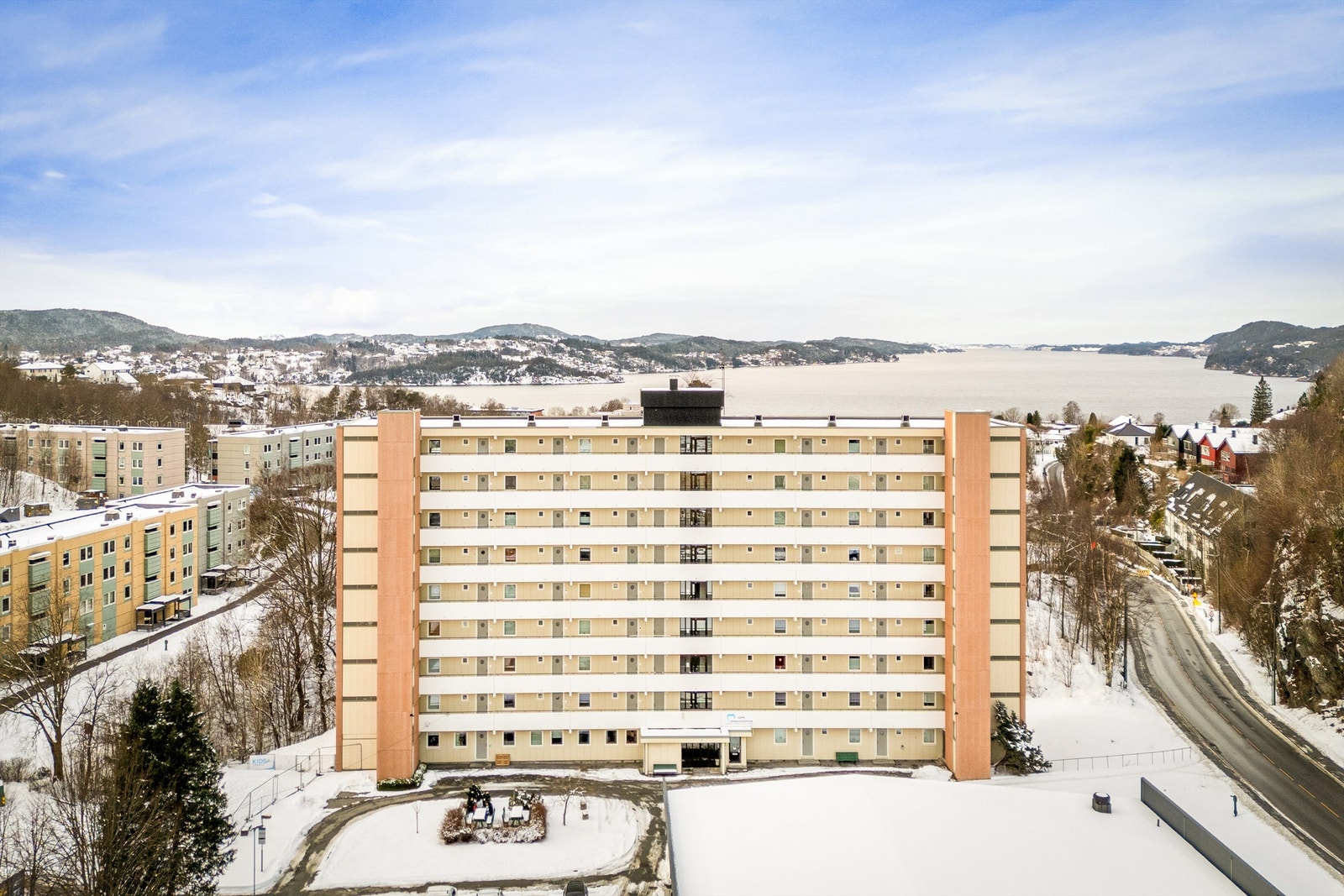 Borettslaget har gode parkeringsmuligheter på eiendommen. Galleribilde