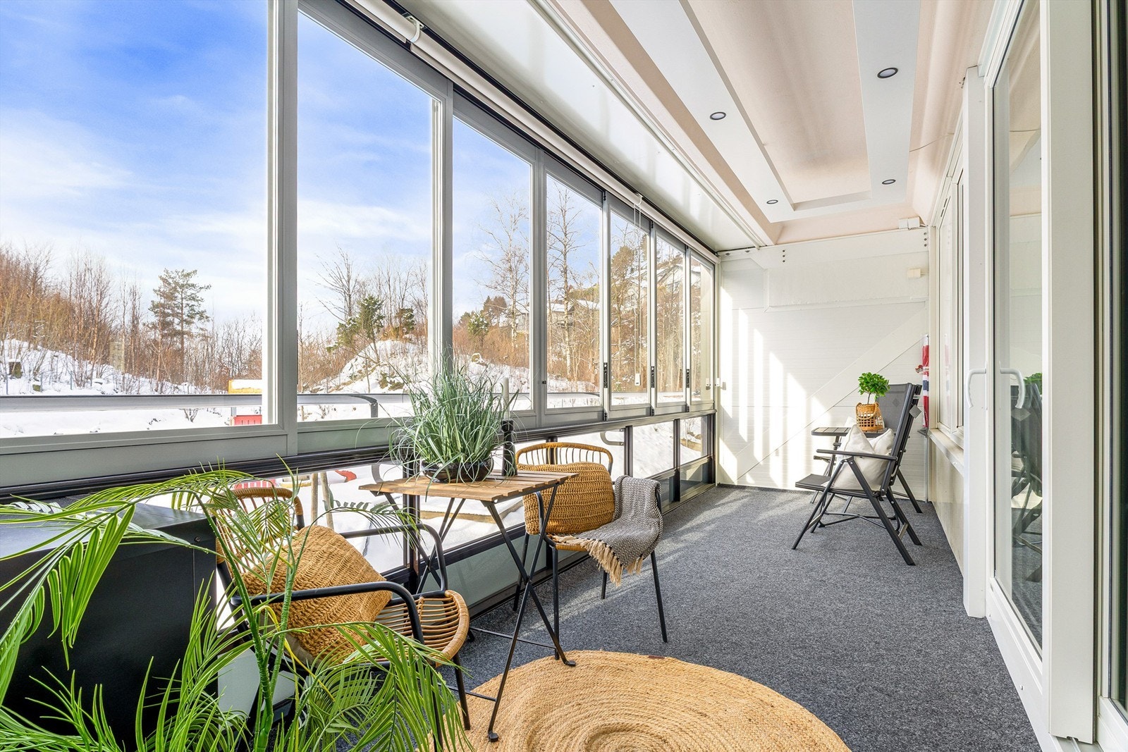 Altanen er på hele 14 kvm og gir god plass til koselige sittegrupper Galleribilde