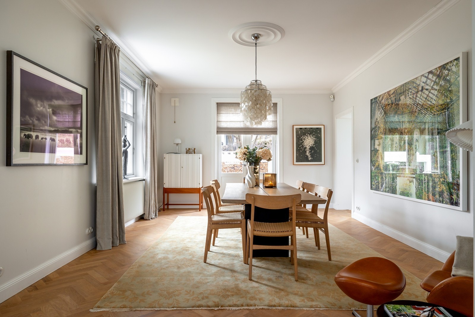 Spisestue med utgang til hage Galleribilde