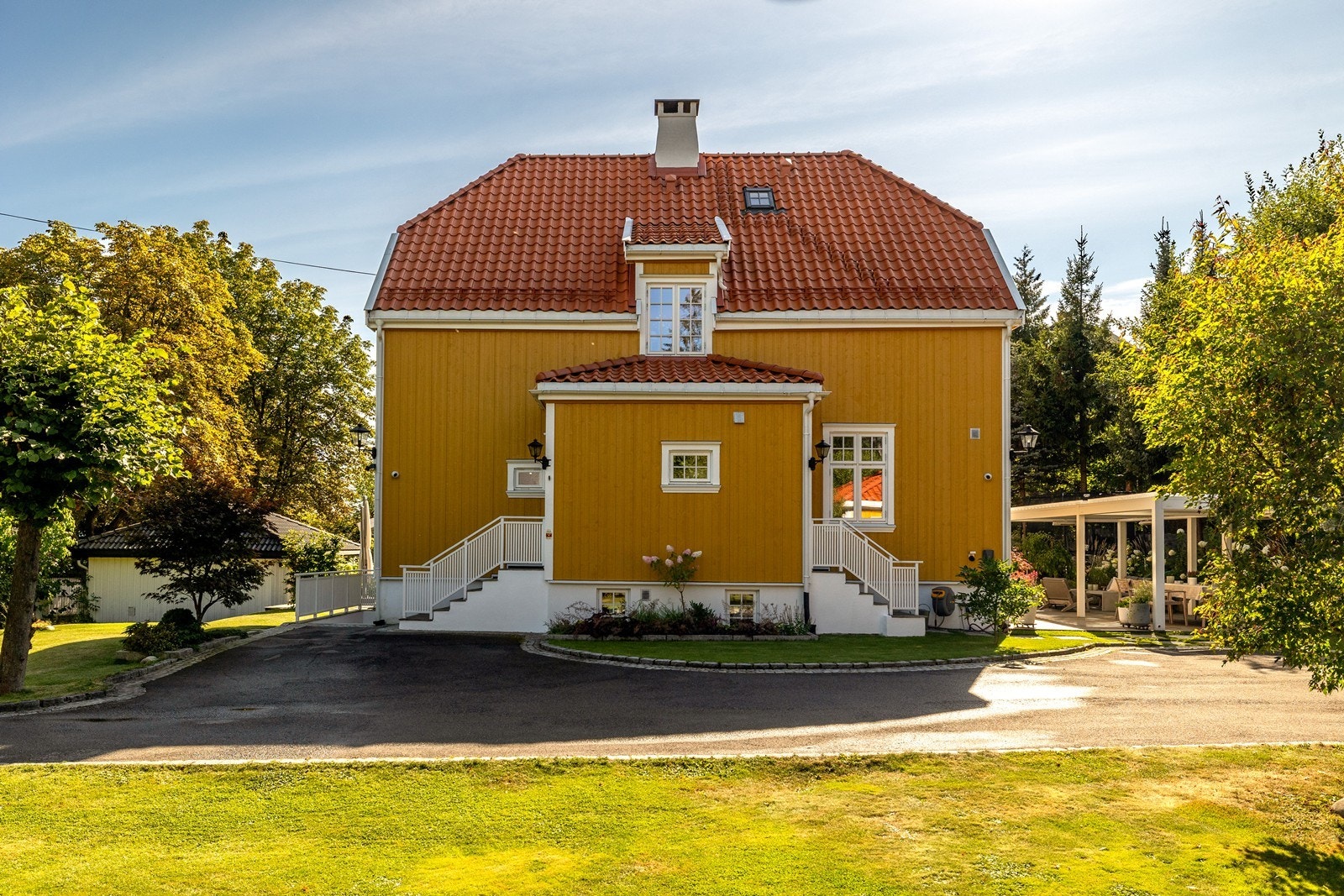 Trappen til høyre er den gamle kjøkken inngangen, og er fortsatt mulig å bruke. Hovedinngang til venstre i bildet Galleribilde