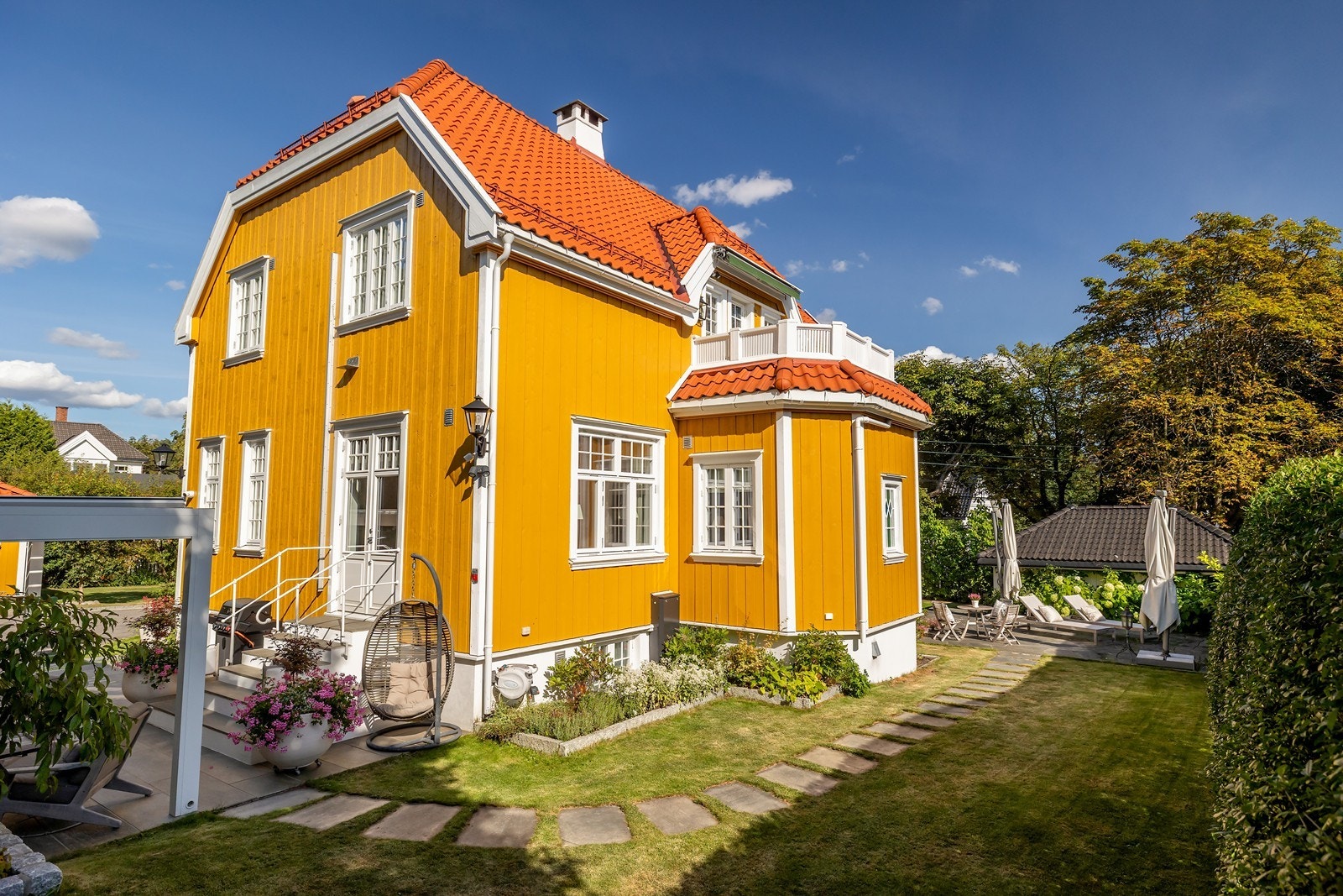 Boligen er omkranset av en vakker hage med flere soner Galleribilde