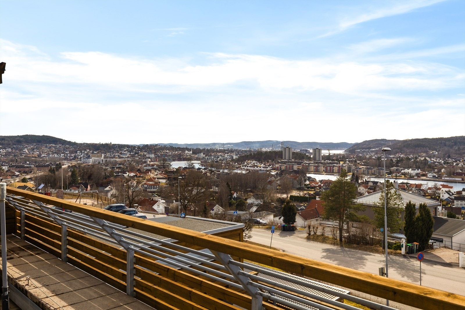 Leiligheten ligger fint til på enden i 3. etasje, med svært gode solforhold og stor takterrasse med fantastisk utsikt! Galleribilde