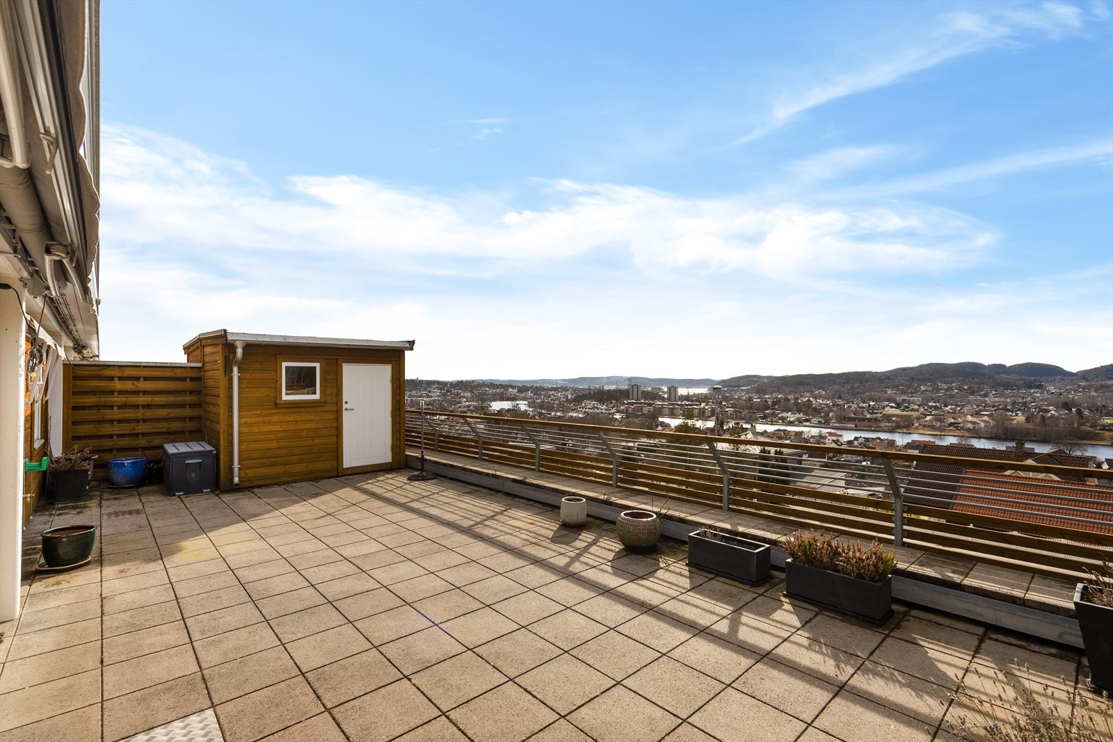 Leiligheten har en stor og deilig takterrasse mot vest, med adkomst via dobbel terrassedør fra stuen. Galleribilde