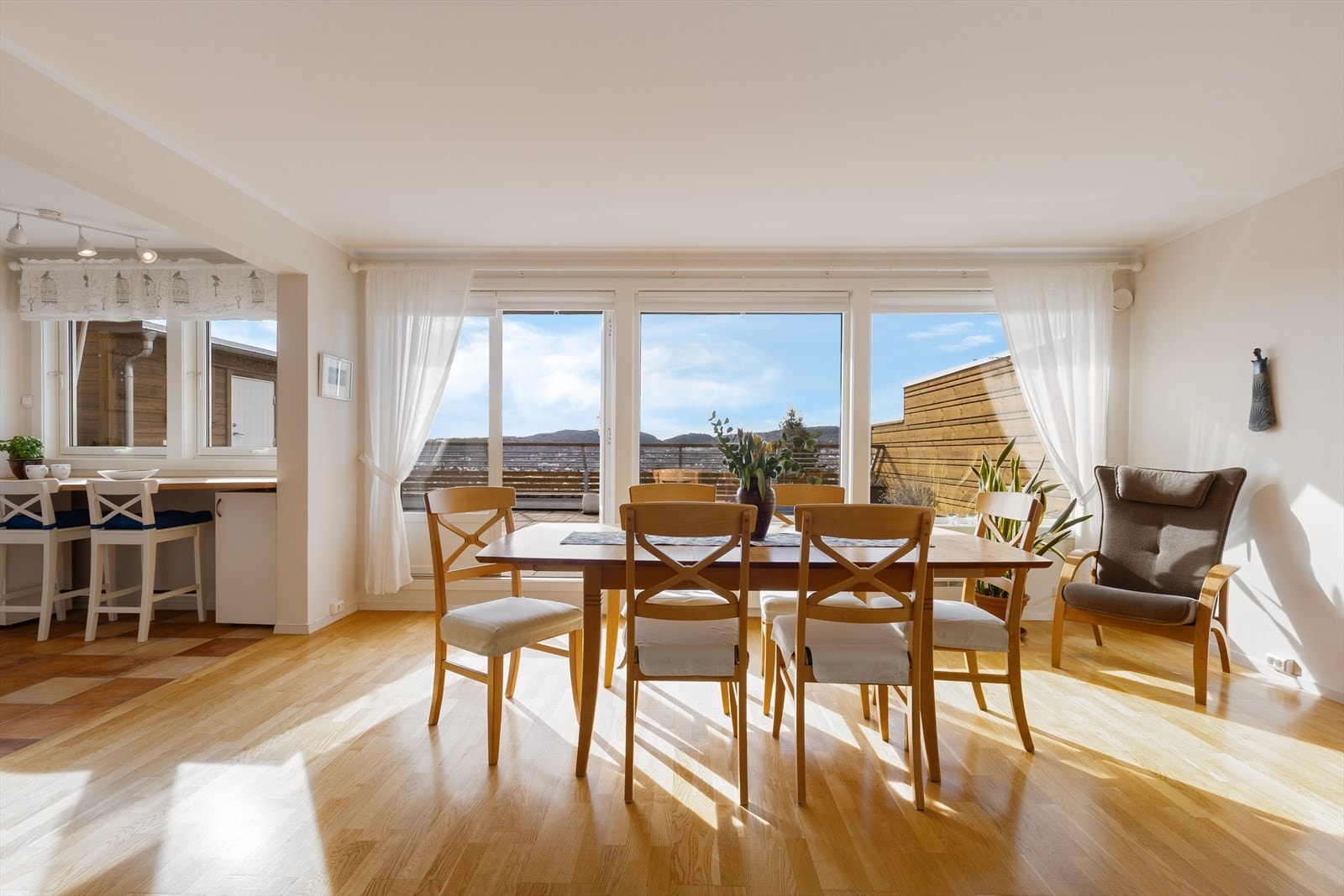 Dobbel terrassedør med utgang til en stor og deilig takterrasse mot vest. Vinduer og dobbel terrassedør fra 2015. Galleribilde