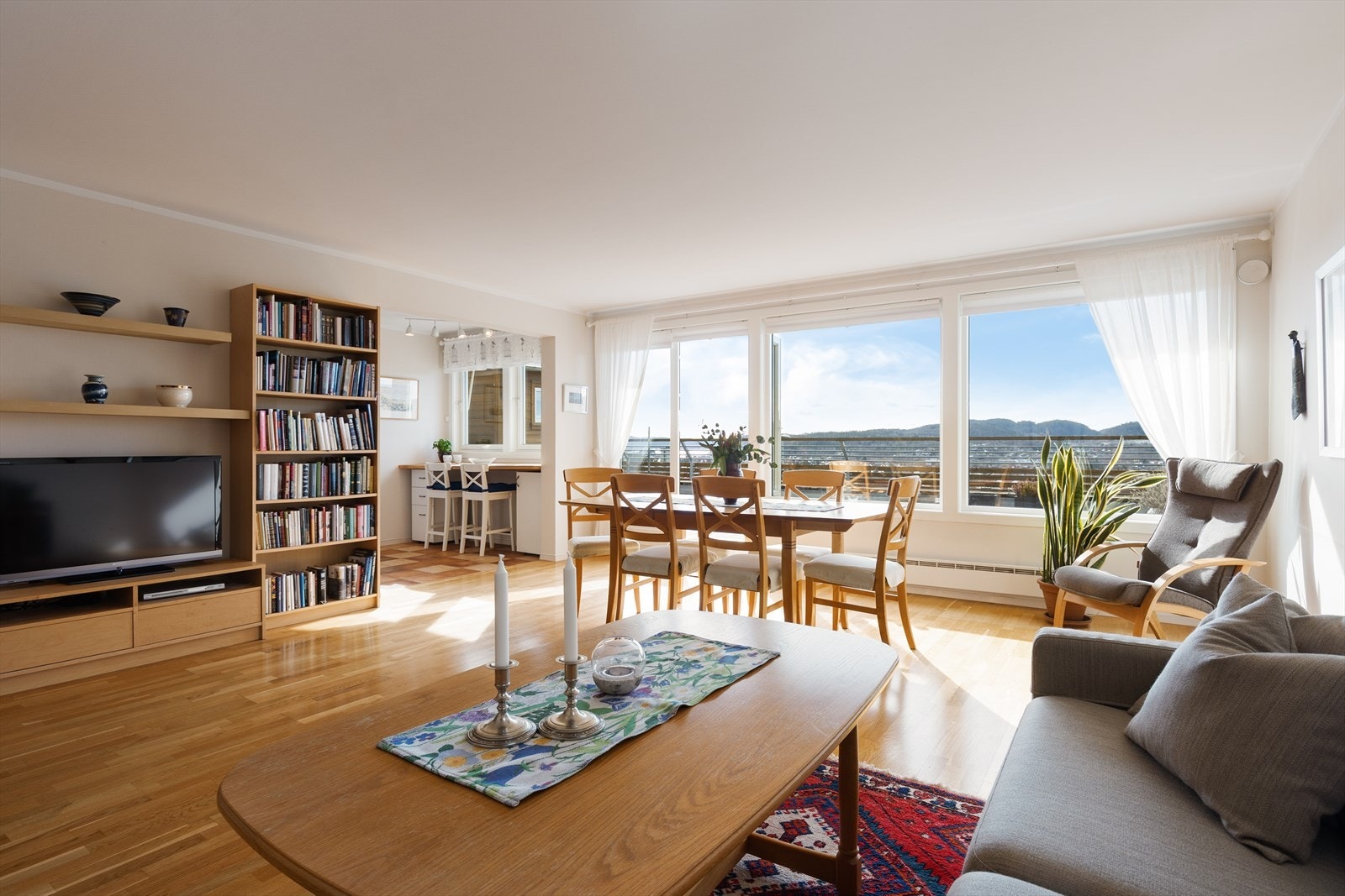 Stor og fin stue med lyse overflater og store vindusflater som slipper inn mye naturlig lys og gir fin utsikt! Galleribilde