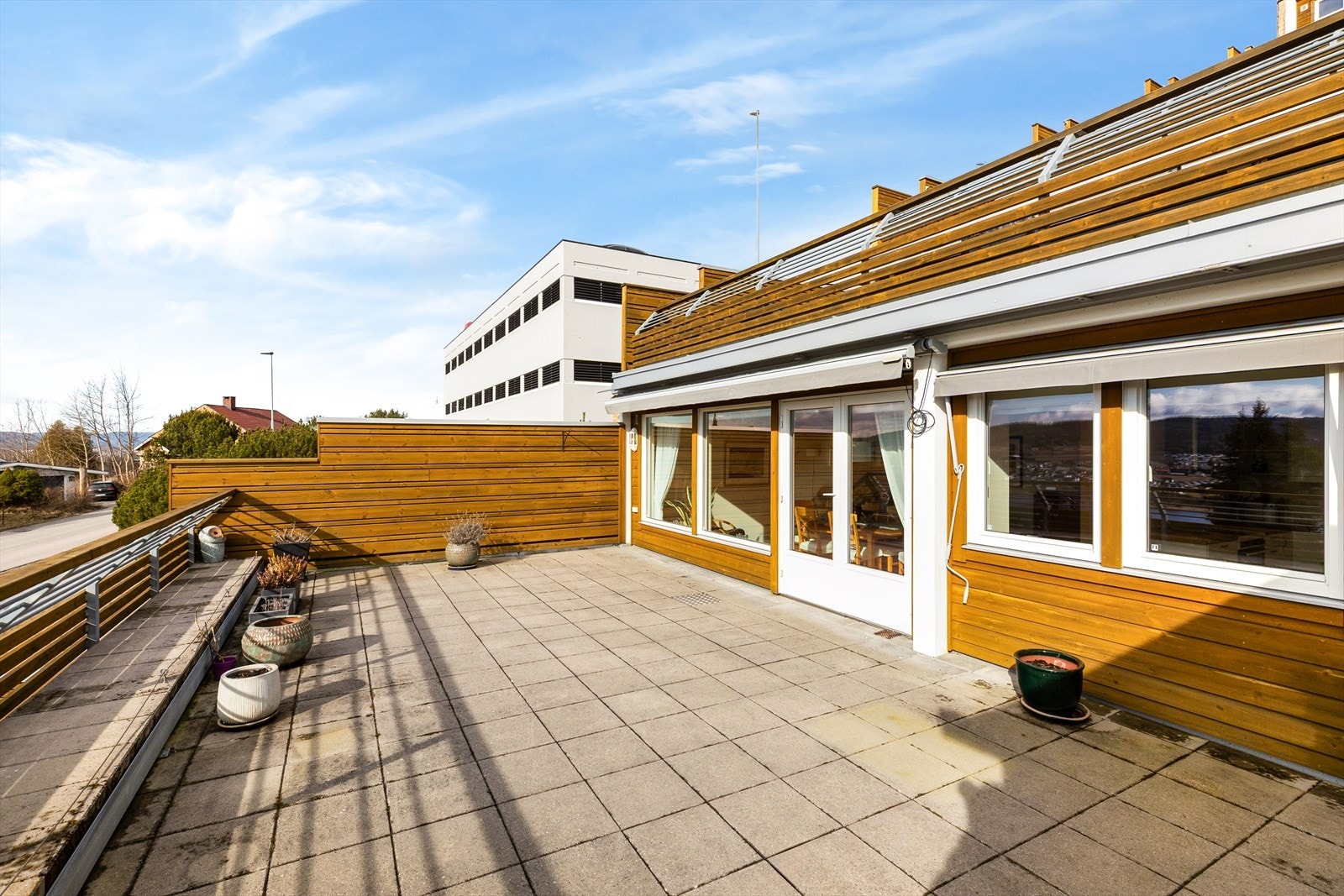 Utvendig er fasaden pusset opp med ny kledning, nye vinduer og ny terrassedør i regi av borettslaget i 2014/15. Galleribilde