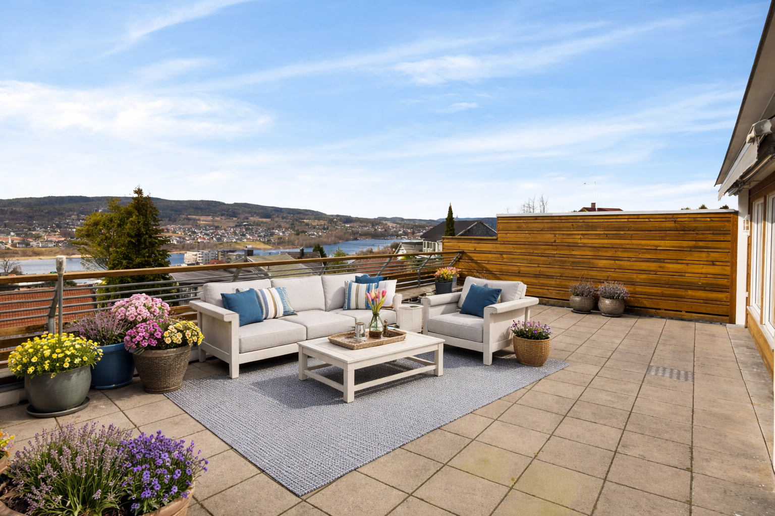 EiendomsMegler1 v/Reidun Dahl presenterer Utsikten 2 - Lys og fin terrasseleilighet med attraktiv beliggenhet på Breidablikk!
Foto: Inbovi. Bildet er digitalstylet og redigert. Faktiske lys- og størrelsesforhold kan variere. Galleribilde