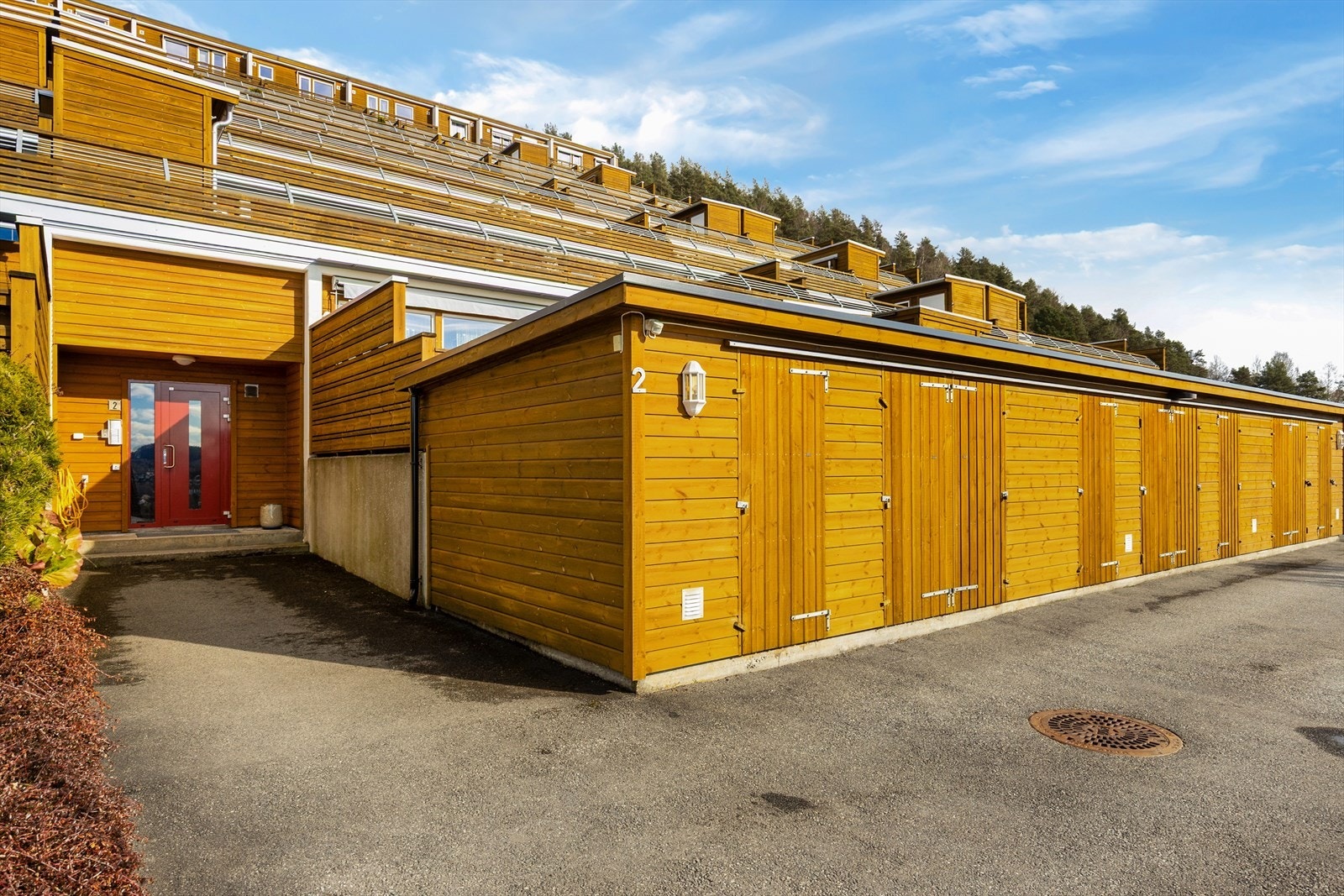 Leiligheten disponerer en utvendig bod ved felles inngang, samt egen parkeringsplass i felles parkeringshus. Galleribilde