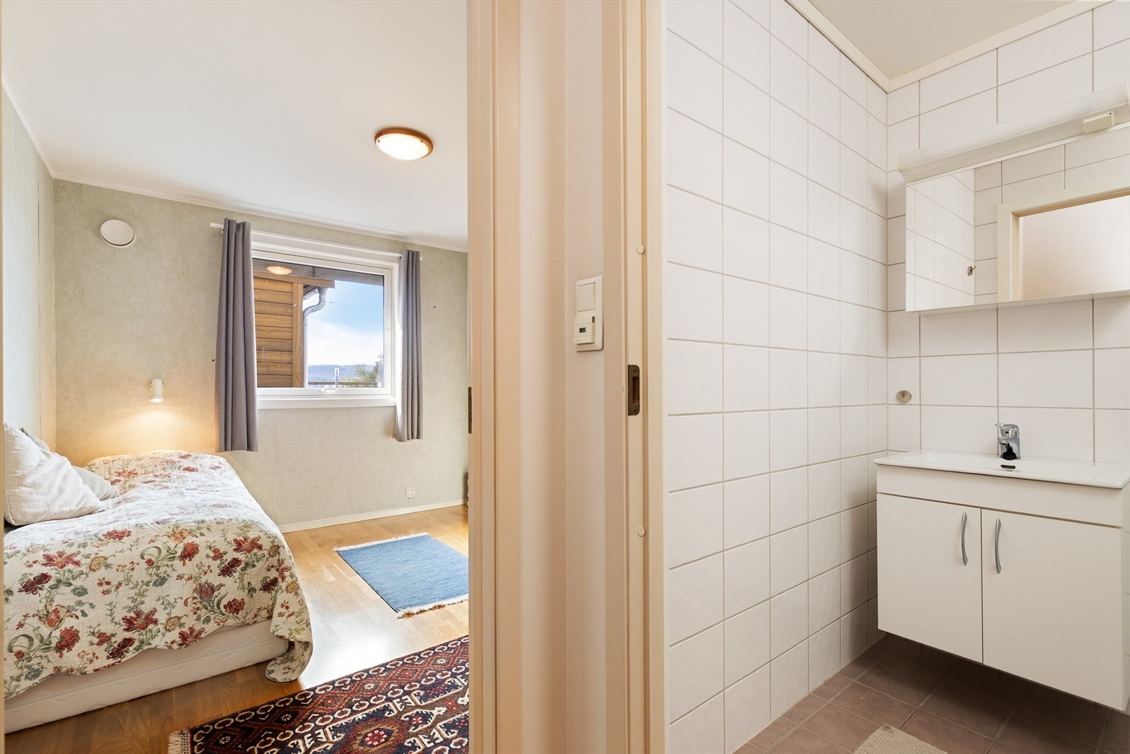 Flislagt bad fra ca. 2010. Badet har elektriske varmekabler i gulv, servantskap og dusjhjørne med praktiske dusjvegger som kan felles inn. Galleribilde