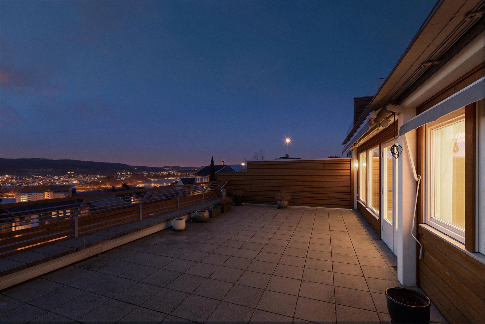 Fantastisk terrasse som "bader" i sol hele dagen, og vakker utsikt dag som kveld! Galleribilde
