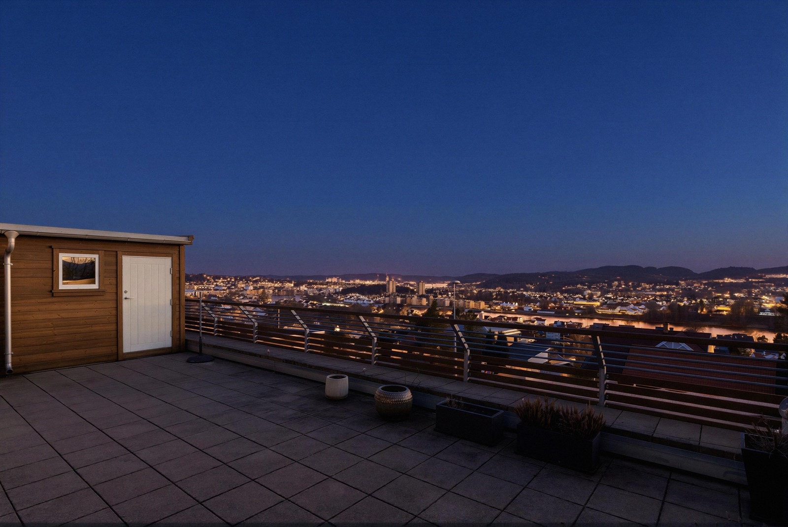 Kveldsstemning på terrassen med utsikt over Porsgrunn Galleribilde
