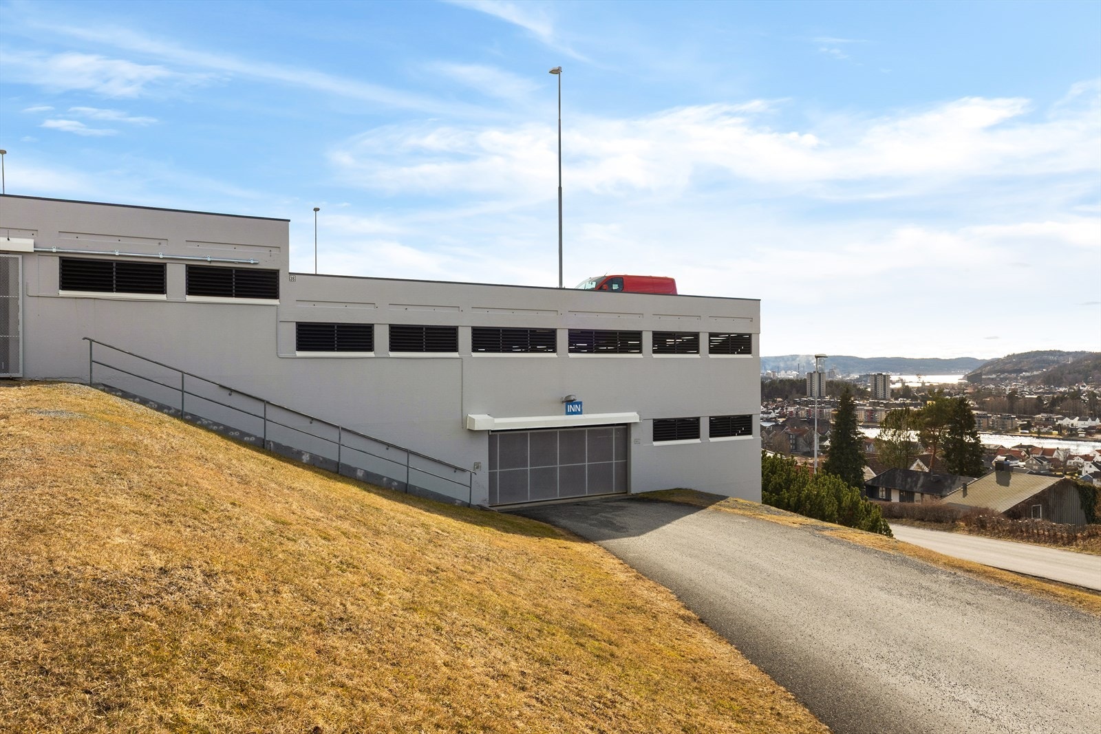 Asfalterte internveier og felles parkeringshus hvor hver andelseier har sin egen faste parkeringsplass. Galleribilde
