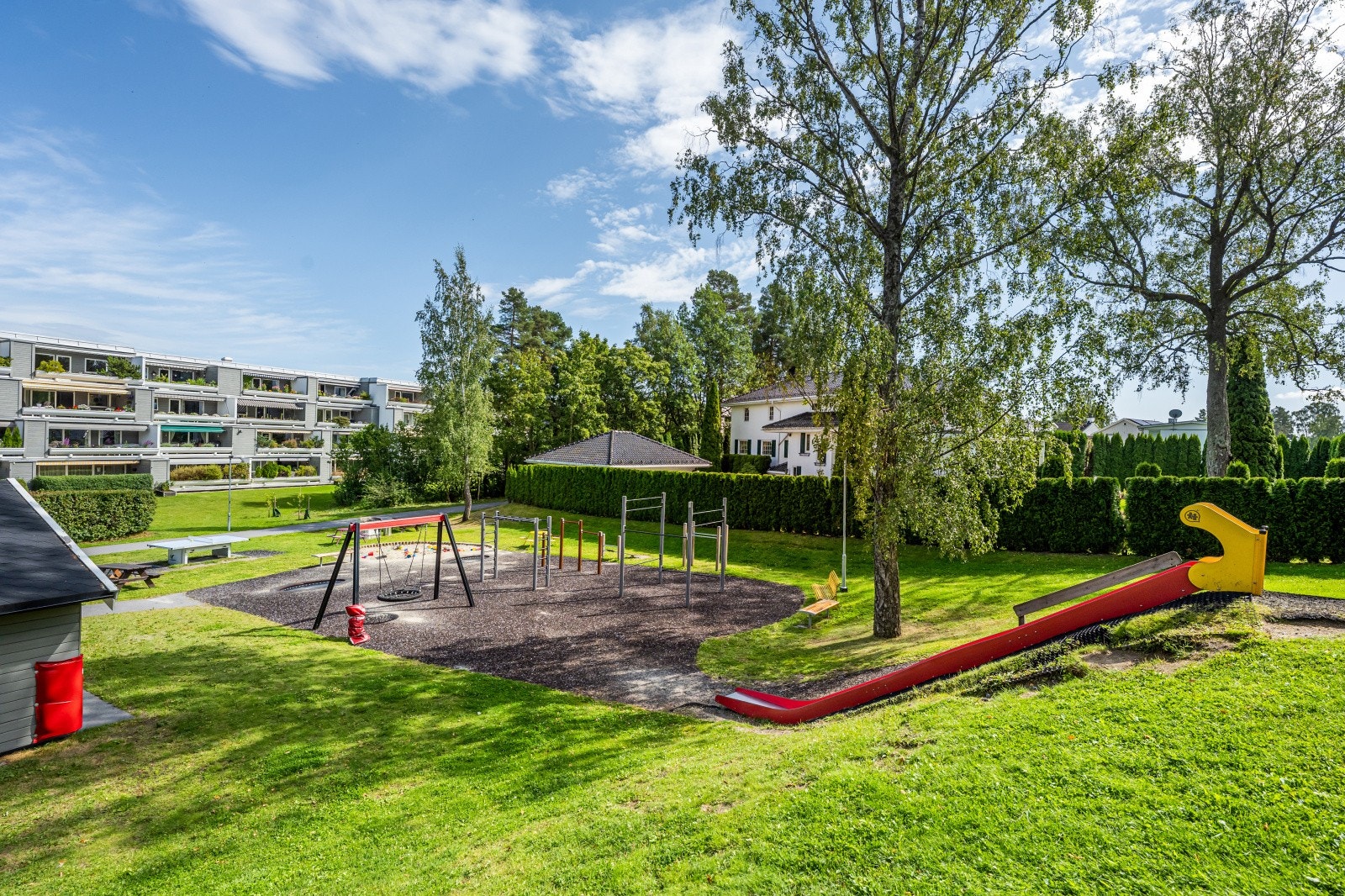 Svært pent opparbeidet fellesareal i sameiet med lekeplasser, grøntområder, sittebenker og flott beplantning. Galleribilde