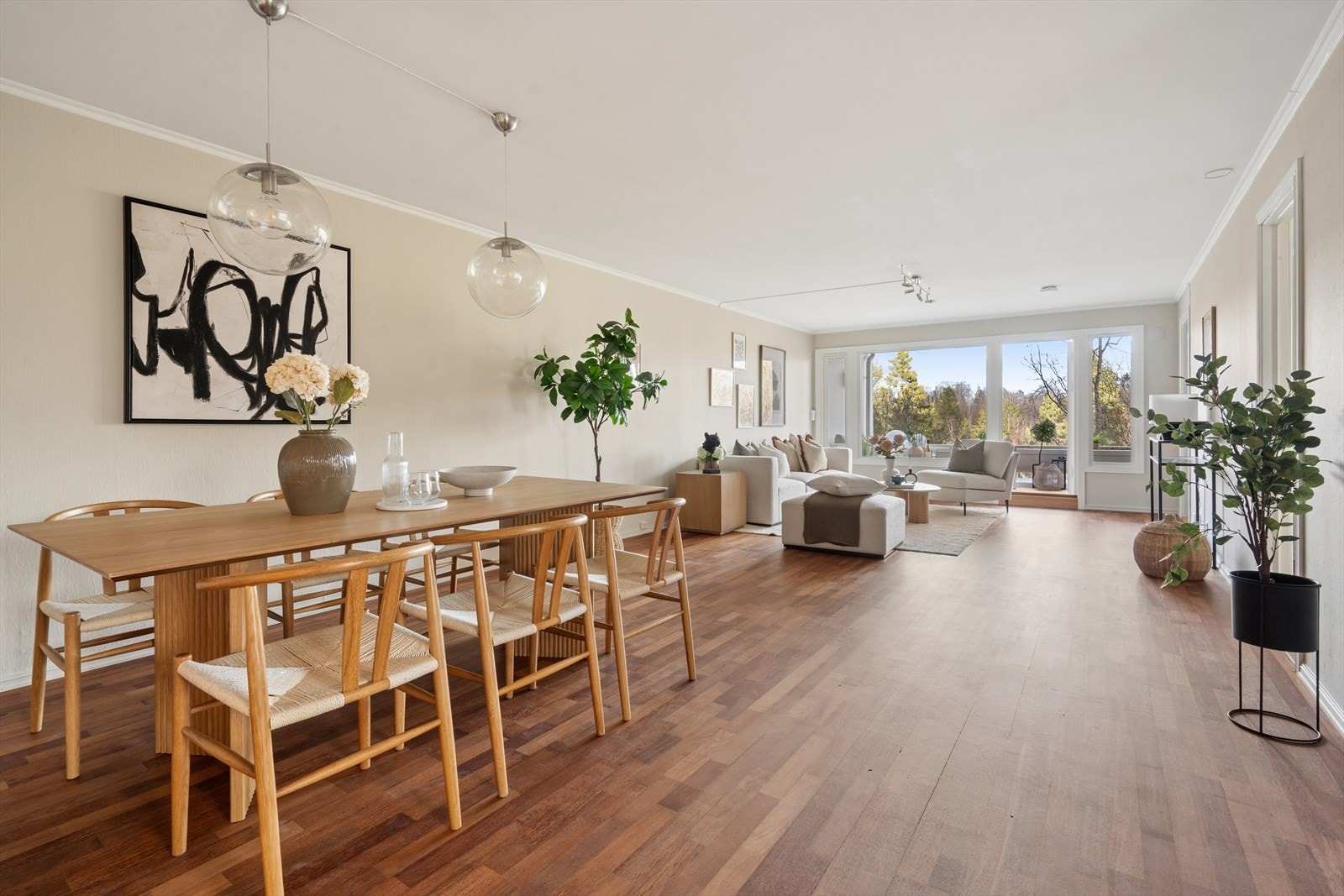 Velkommen til visning i Ostadalsveien 72 - En nydelig 5-roms leilighet med terrasse(Flott utsikt!) og garasjeplass. Leiligheten holder en god standard og har en meget god planløsning. Galleribilde