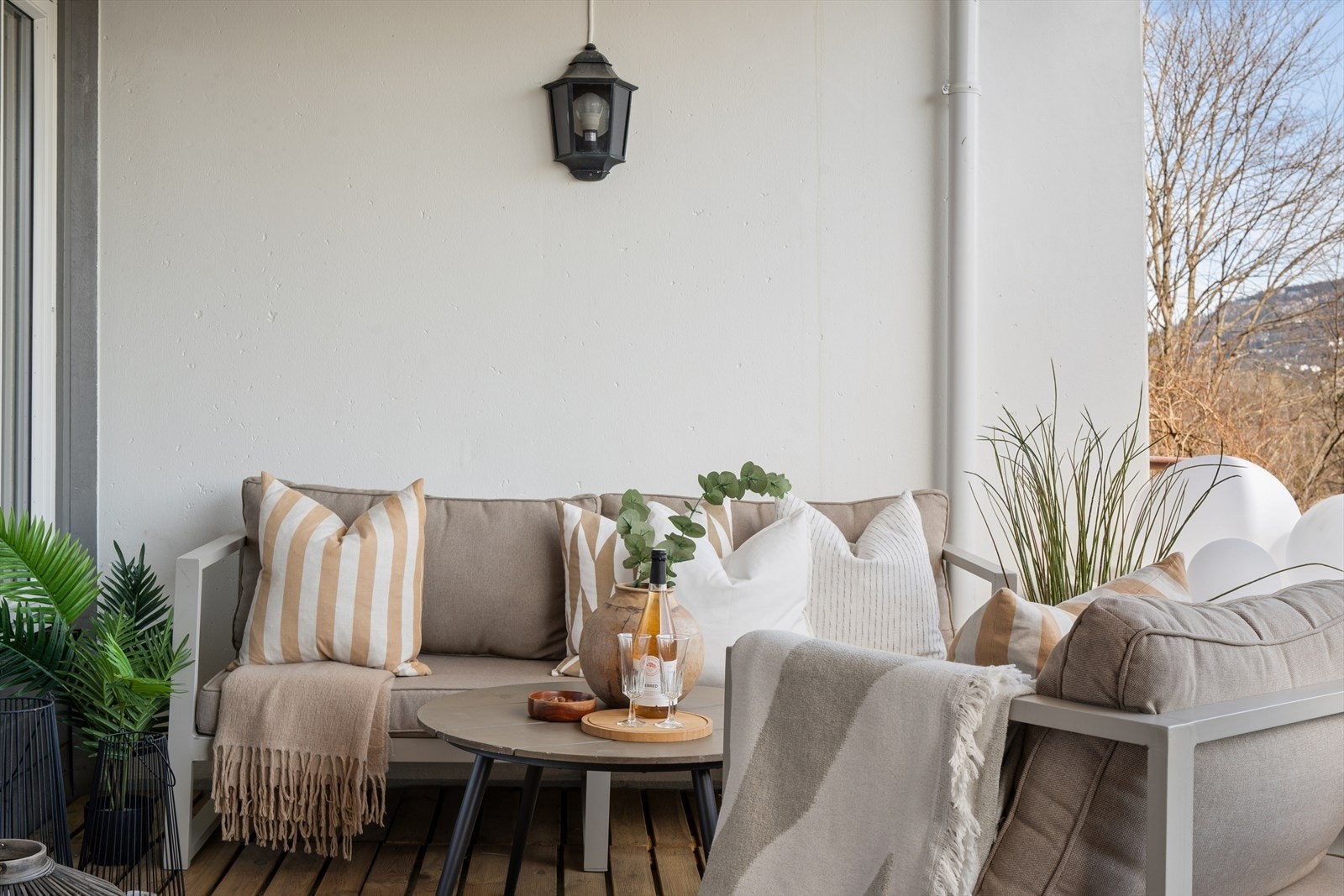 Leiligheten disponerer en bod i kjeller/ garasje på 2,4 m² og en bod i samme etasje på 2 m². Galleribilde