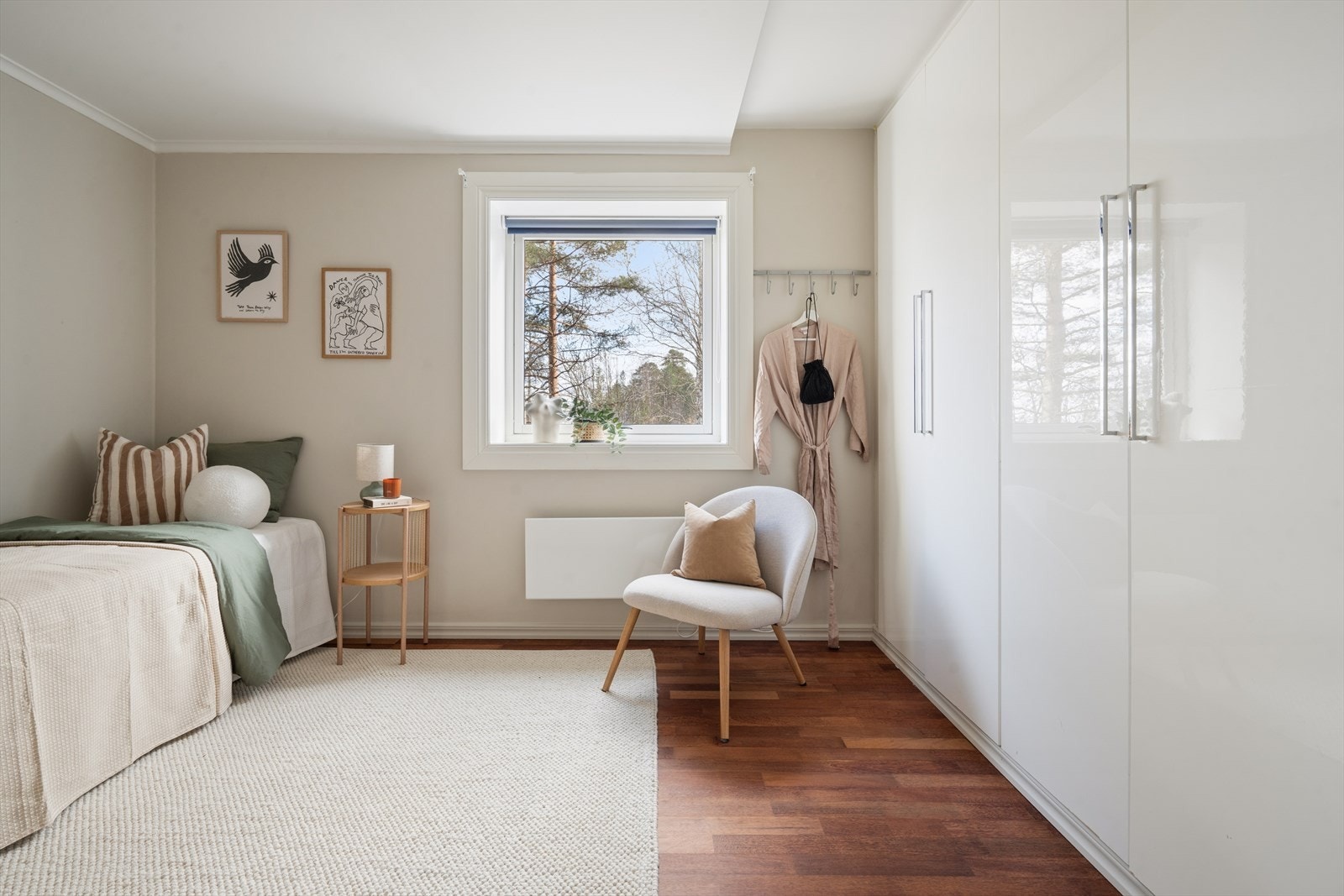 Alle soverommene er av god størrelse og har vinduer som vender ut mot rolige og skjermede omgivelser. Galleribilde