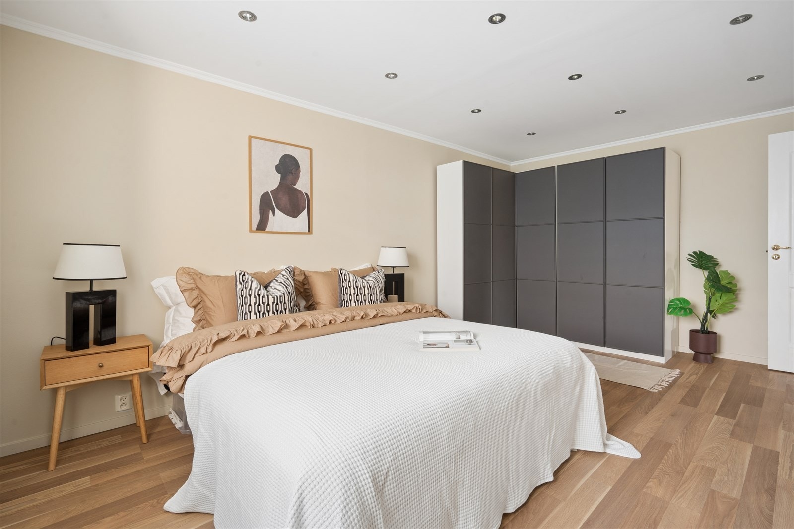 Leiligheten disponerer fire romslige soverom. Galleribilde