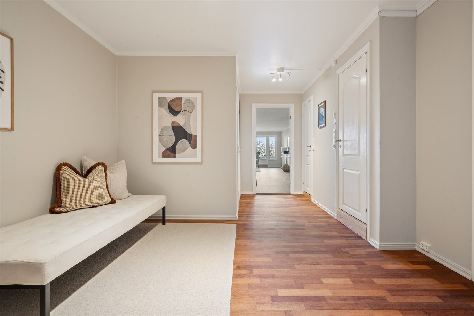 Velkommen inn! Fra entréen kommer man inn i en romslig gang med svært gode oppbevaringsmuligheter for yttertøy og sko. Galleribilde
