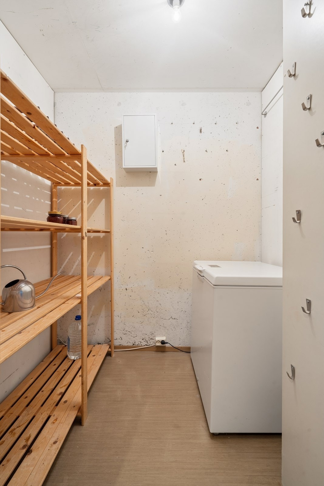Fra gangen er det adkomst til en praktisk, innvendig bod som gir ekstra lagringsplass for yttertøy, sportsutstyr og annet nødvendig utstyr. Galleribilde