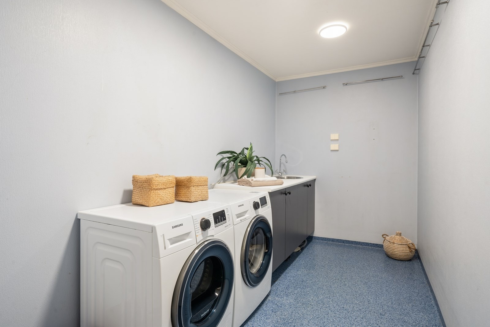 Fra entréen er det adkomst til leilighetens vaskerom, som har god plass til både vaskemaskin og tørketrommel. Galleribilde